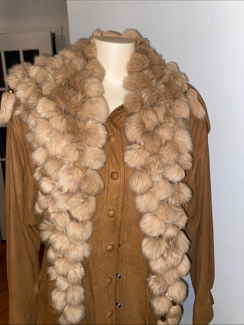 Triangular Rabbit Fur pompom scarf - Picture 4 of 9